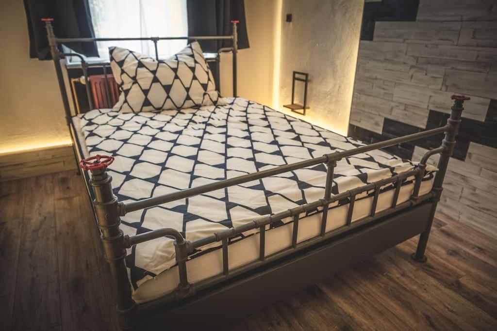 Einzigartige Ferienwohnung Bunt Wie Берлин Екстериор снимка