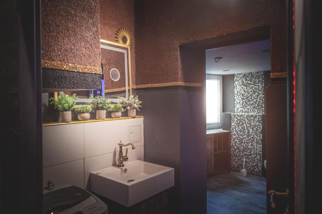 Einzigartige Ferienwohnung Bunt Wie Берлин Екстериор снимка